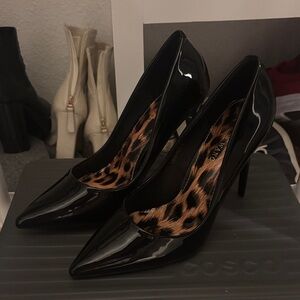 Azalea Wang Elegant Black Stiletto Heels with leopard print